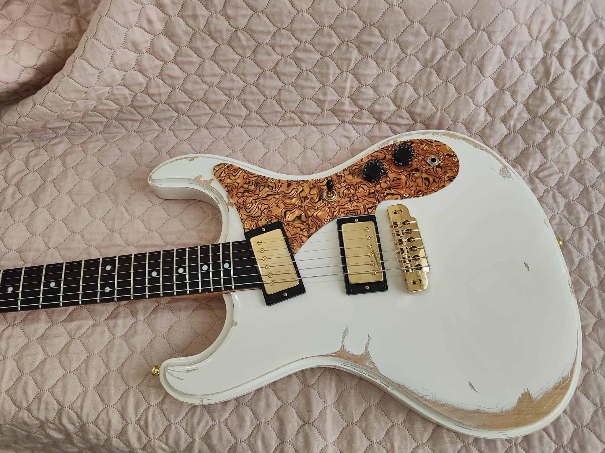 Autorska gitara elektryczna – ujęcie 2