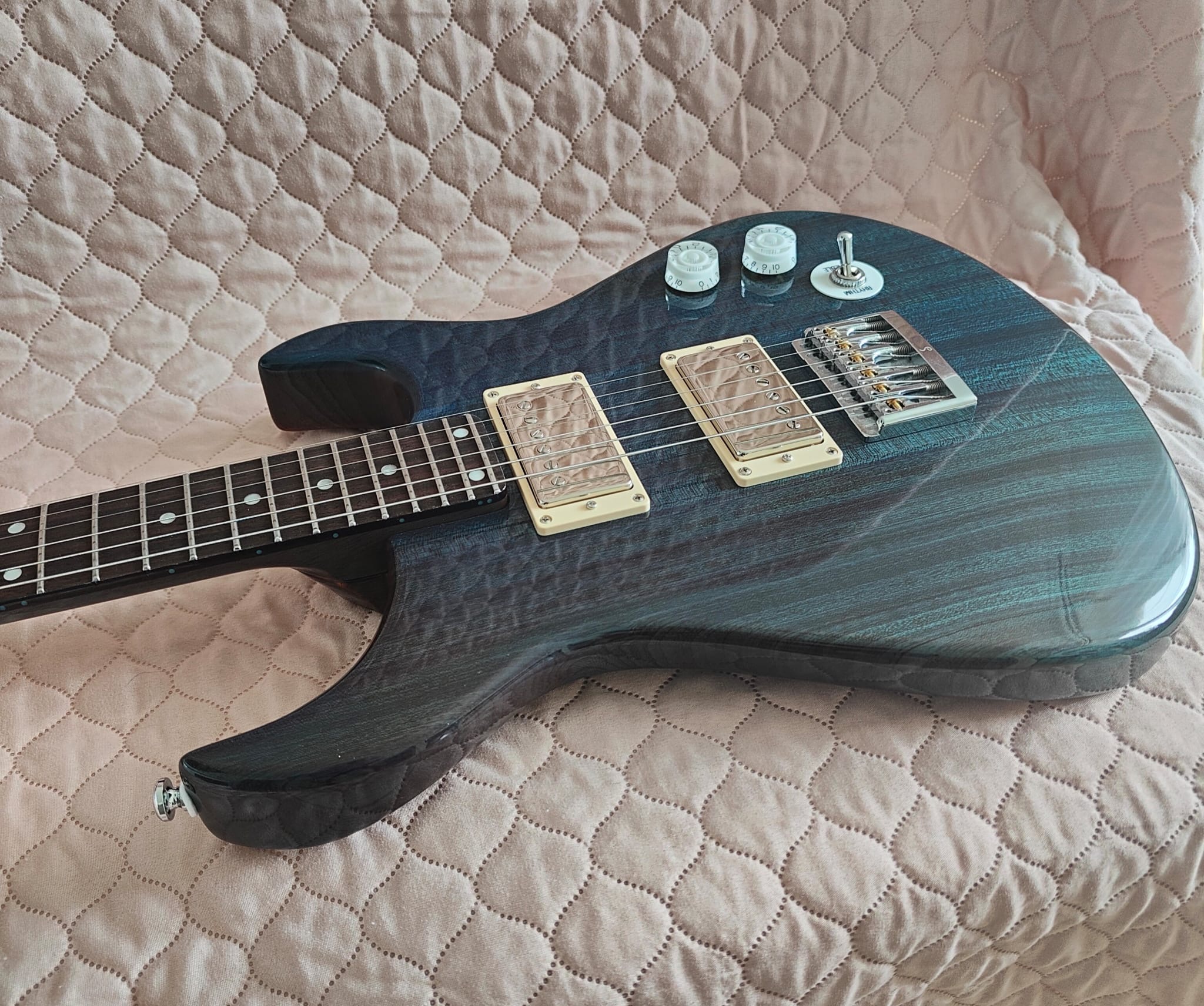 Autorska gitara elektryczna – ujęcie 8